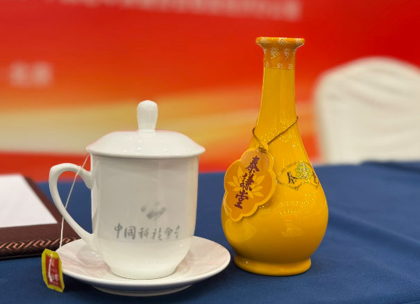 ̩ǫ�ô׵���ԪҺ��ƿ